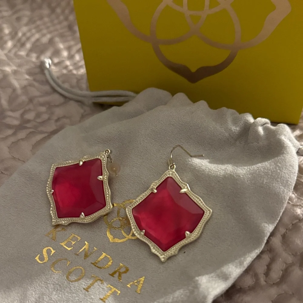 Kendra Scott Fuchsia Geometric Earrings - Picture 1 of 3